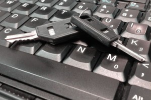 keys on keyboard 300x200 Claves para reconocer una estafa en el alquiler de pisos por internet